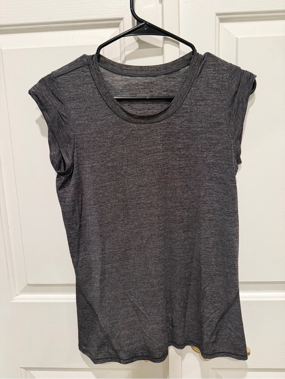 Lululemon women’s short sleeve muscle cut cap sleeve size 2 stretchy dark grey